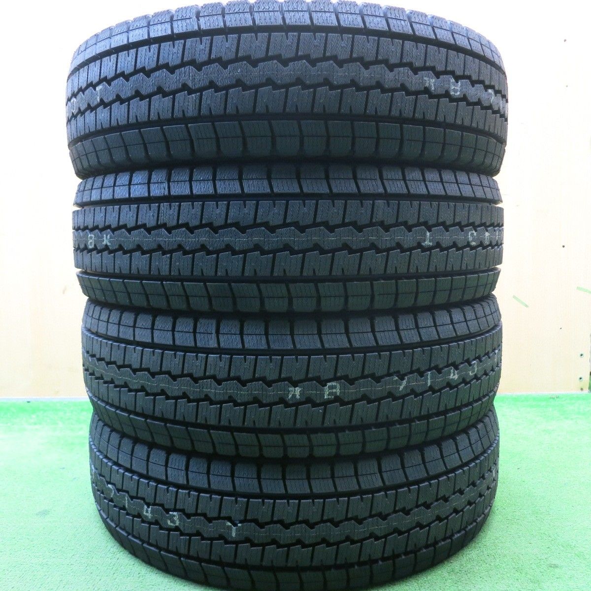 24年 スタッドレス 195|80R15 107|105L ダンロップ ウインターマックス SV01 タイヤ 15インチ ハイエース キャラバン 等 5051803HAスタ