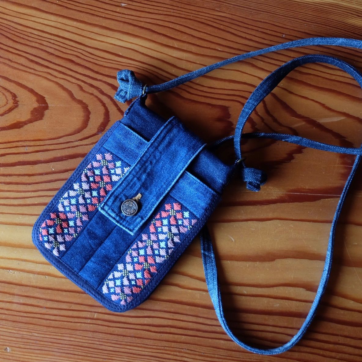 いちごパフェ⭐︎★デニムリメイクチャーム こぎん刺しのデニムリメイク桜スマホショルダー【刺繍☺︎刺し子