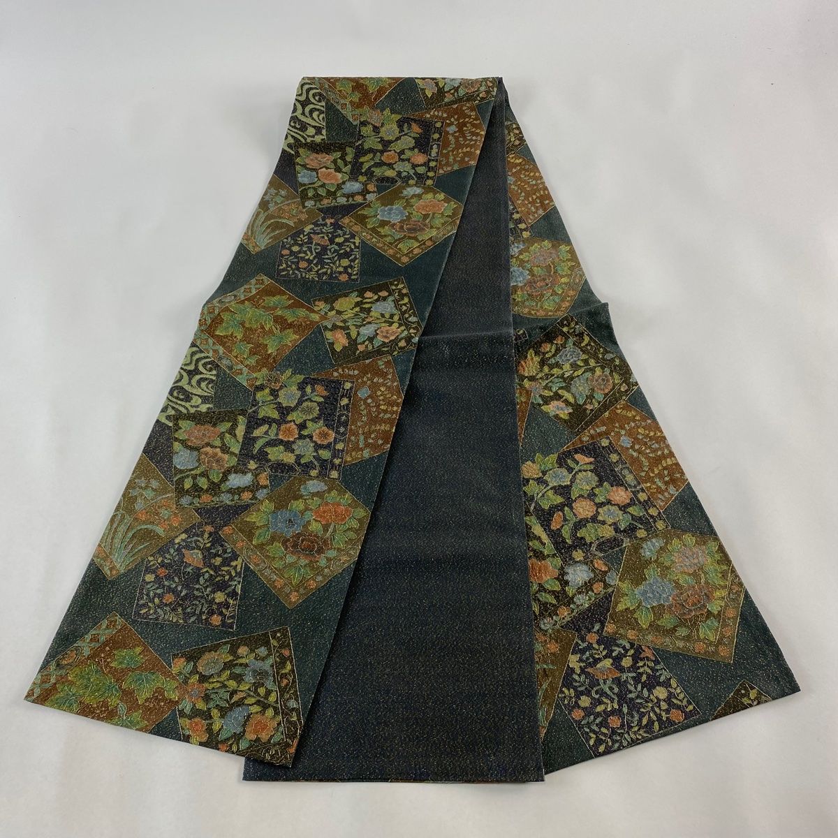 【中古】花柄刺繍の緑色帯 Hitosaji】 蔓草(TSURUKUSA) 刺しゅう ｜ローン（アンティーク