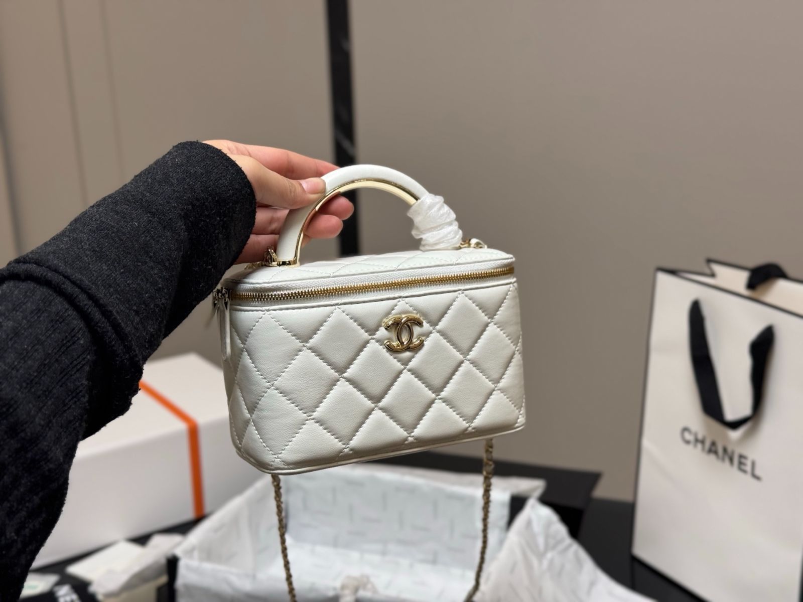 今日特価】Chanel ハンドル メイクボックス（17×11cm） - メルカリ