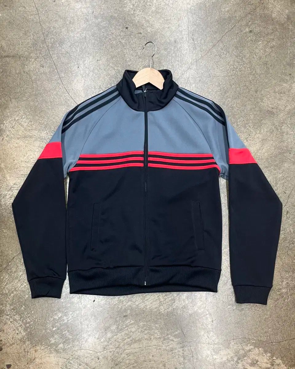 adidas(アディダス) ブラック u0026 レッド バックパネル ビッグロゴ トラックジャケット