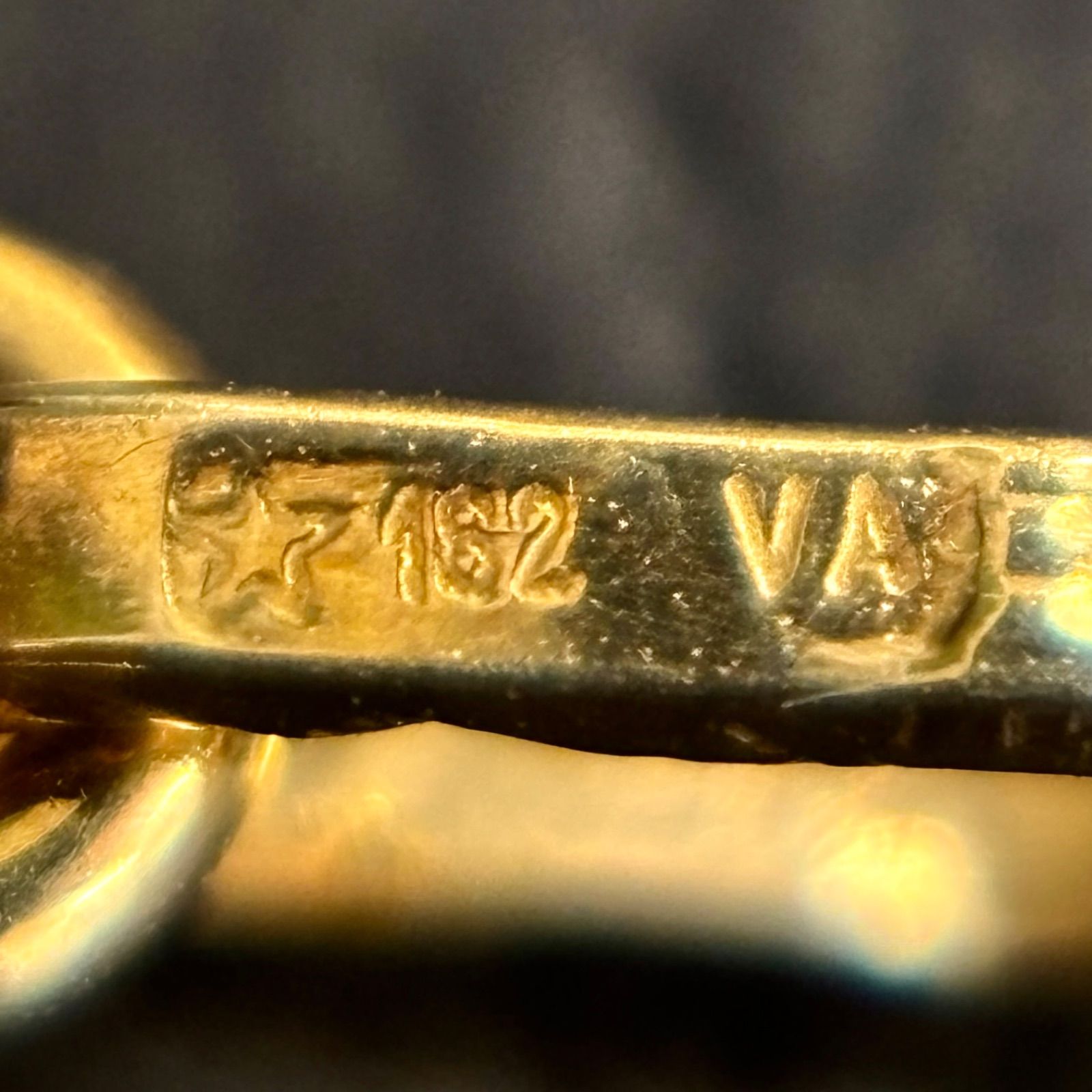 18金の十字架型チャーム 使用貴金属