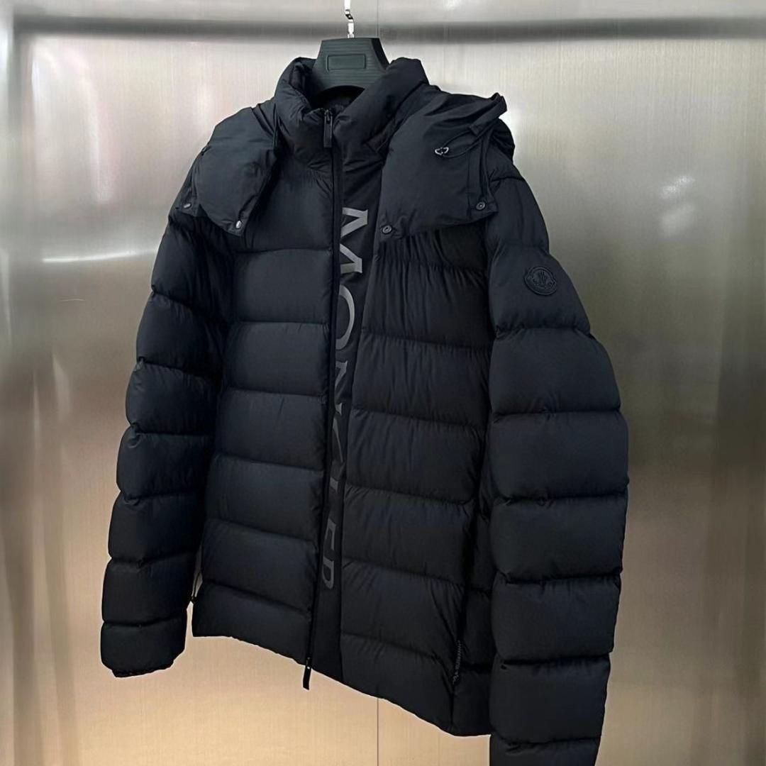もも　新品未着用 MONCLER ブラック ダウンジャケット MONCLER（ダウンジャケット ・ ブラック/黒色系）のフリマ