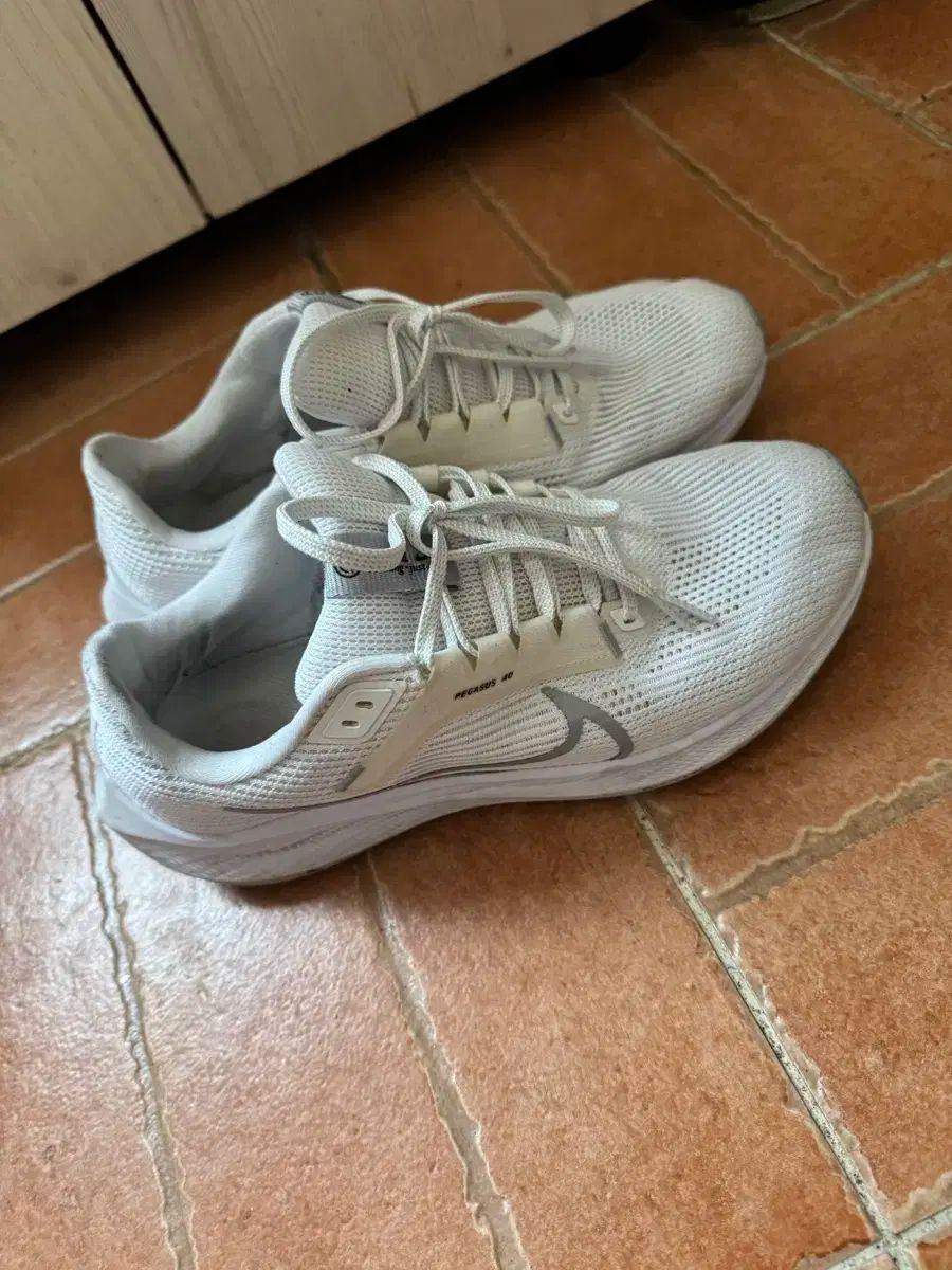NIKE