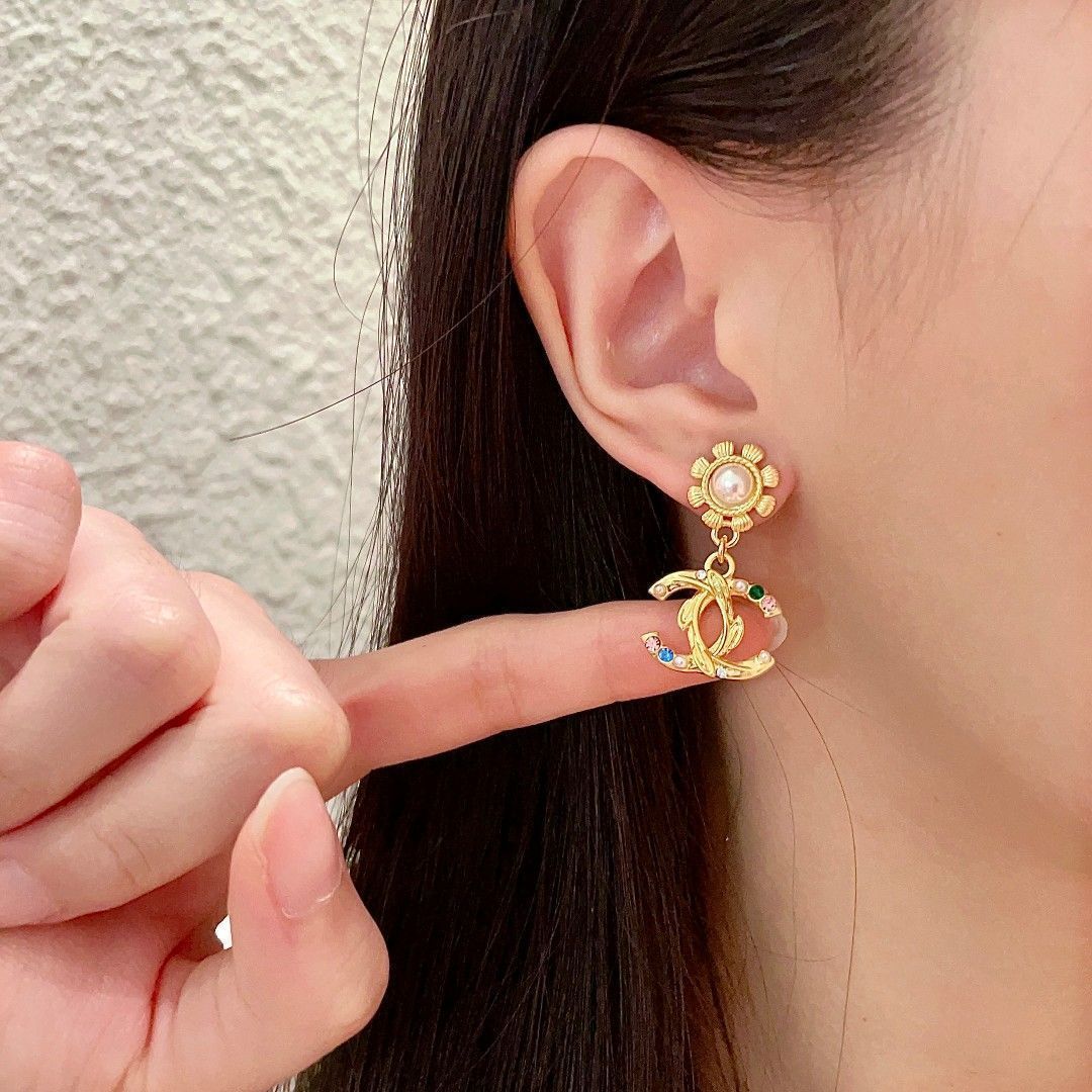 【新品未使用】CHANEL☆定番ピアス 新作》さりげない煌めき【CHANEL】シンプル人気 ピアス (CHANEL