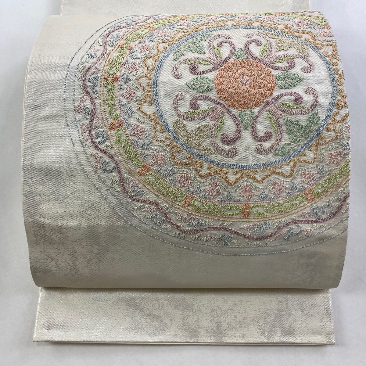 袋帯 秀品 華文 草花 相良刺繍 箔 ベージュ お太鼓柄 正絹