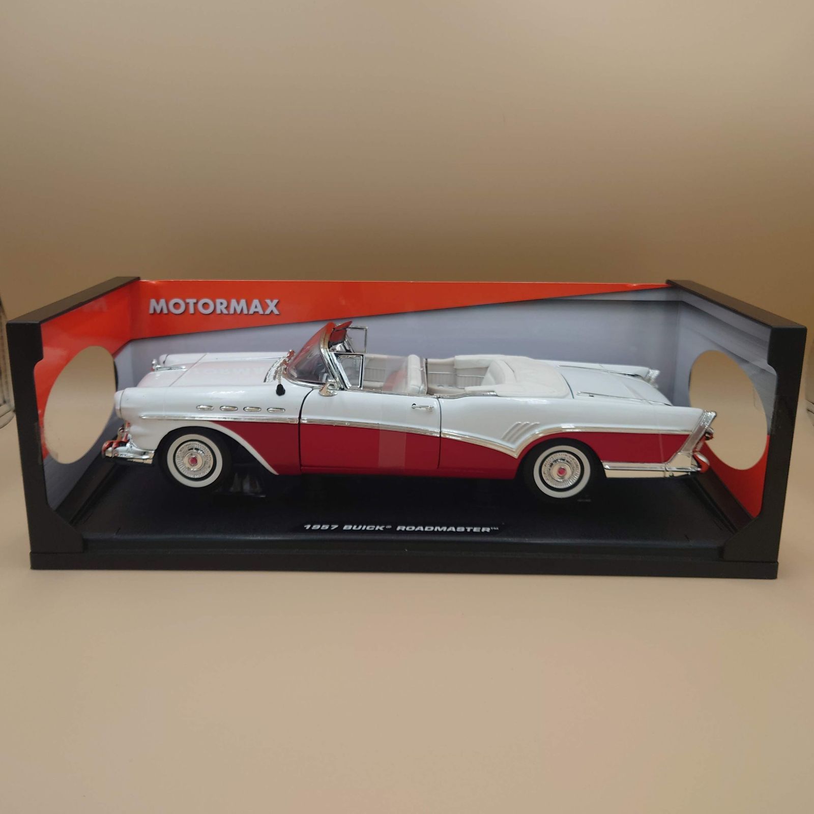 1/18 ビュイック ロードマスター 1957 ホワイト/レッド Buick