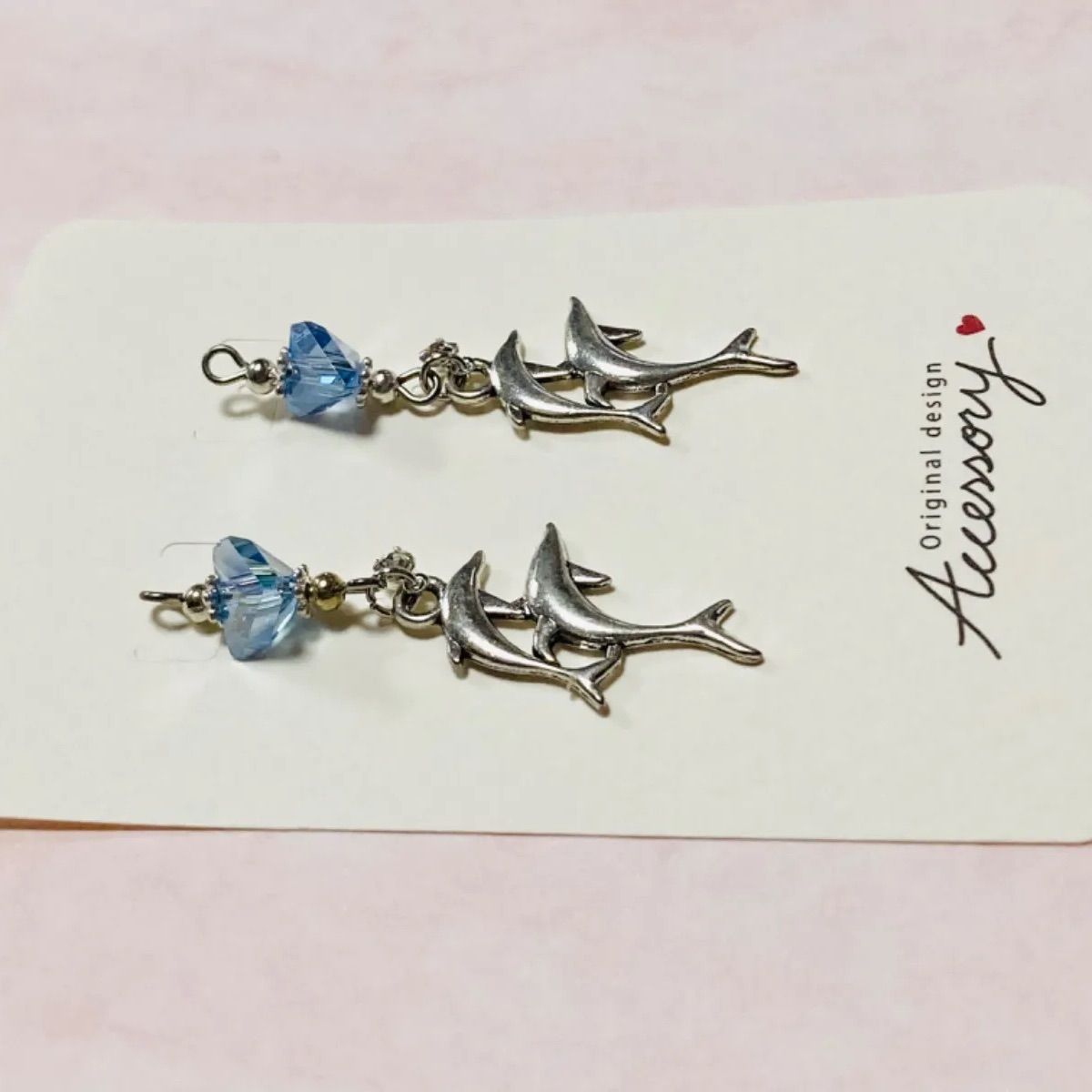 ハンドメイド ガラスビーズとWイルカ〈ピアス/イヤリング