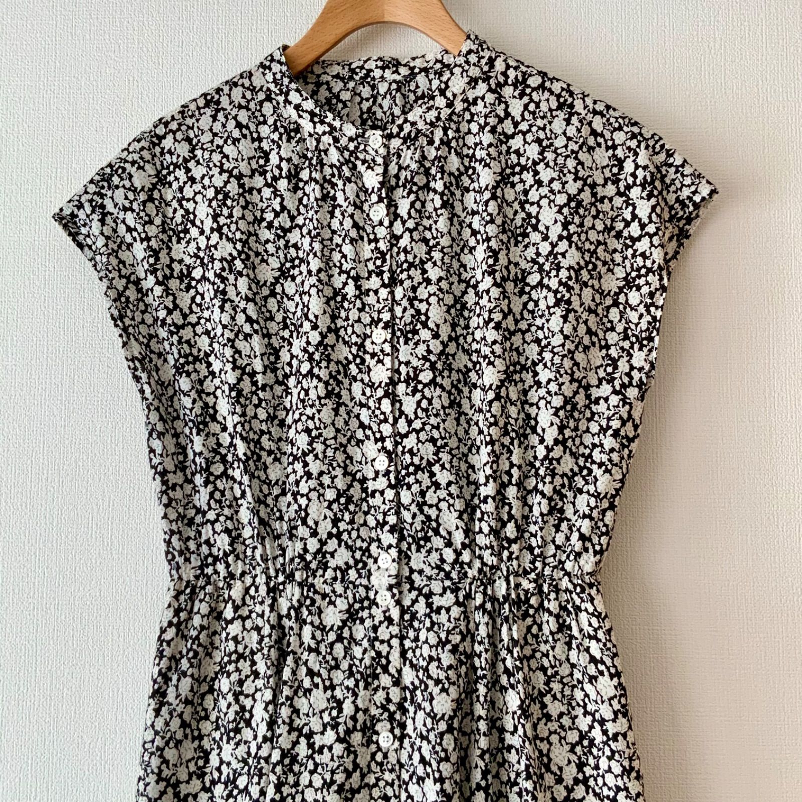 SHIPSシップスエニィ】フレンチスリーブフラワーシャツ