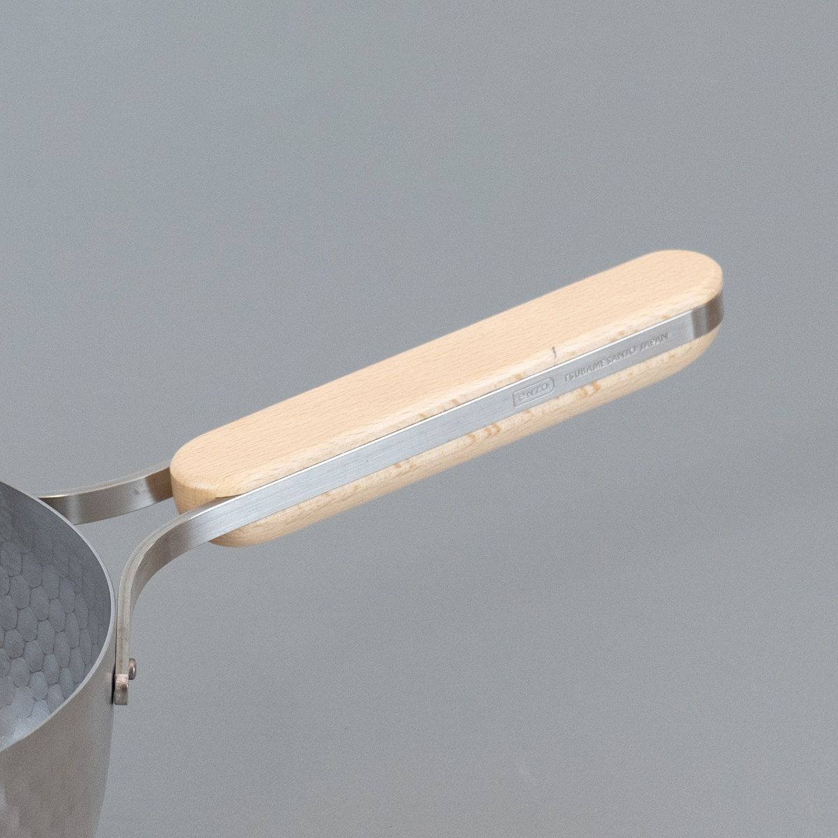  雪平鍋 18 cm IH対応 enzo ステンレス製 ガス火対応 行平鍋 片手鍋 調理器具 エンゾウ 18センチ 鍋 なべ ゆきひら鍋 ユキヒラ鍋 ステンレス鍋 目盛り付き 木製ハンドル 鎚目模様 軽量 雪平鍋 鍋 グリル