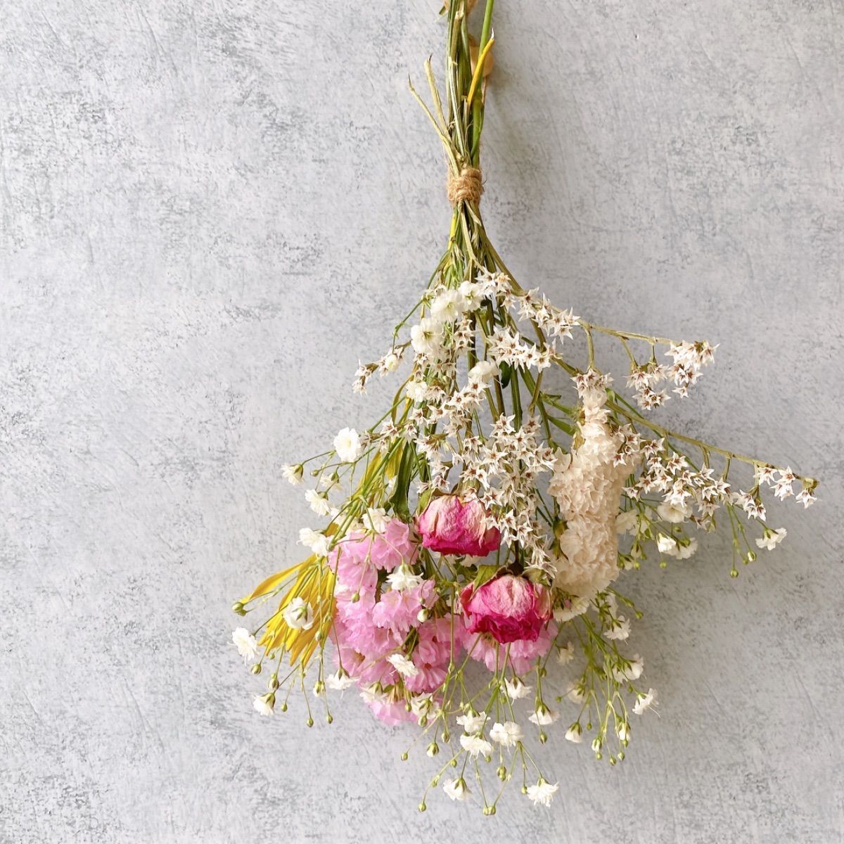 ドライフラワー White&pink カスミソウ 薔薇のスワッグ ブーケ 花束 