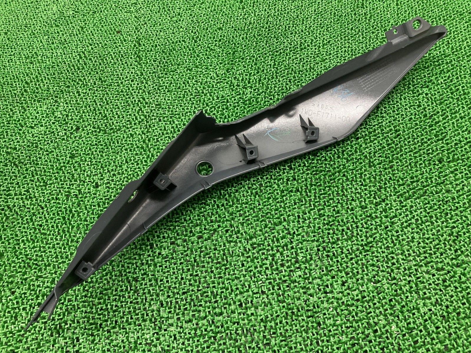 MT-03 シートカウル 左 1WD ヤマハ 純正 バイク 部品 RH21J 2023年モデル テールカウル 修復素材に 品薄 車検 Genuine 【中古】 17 バイク MT-03 シートカウル 左 1WD ヤマハ 純正 バイク 部品 RH21J