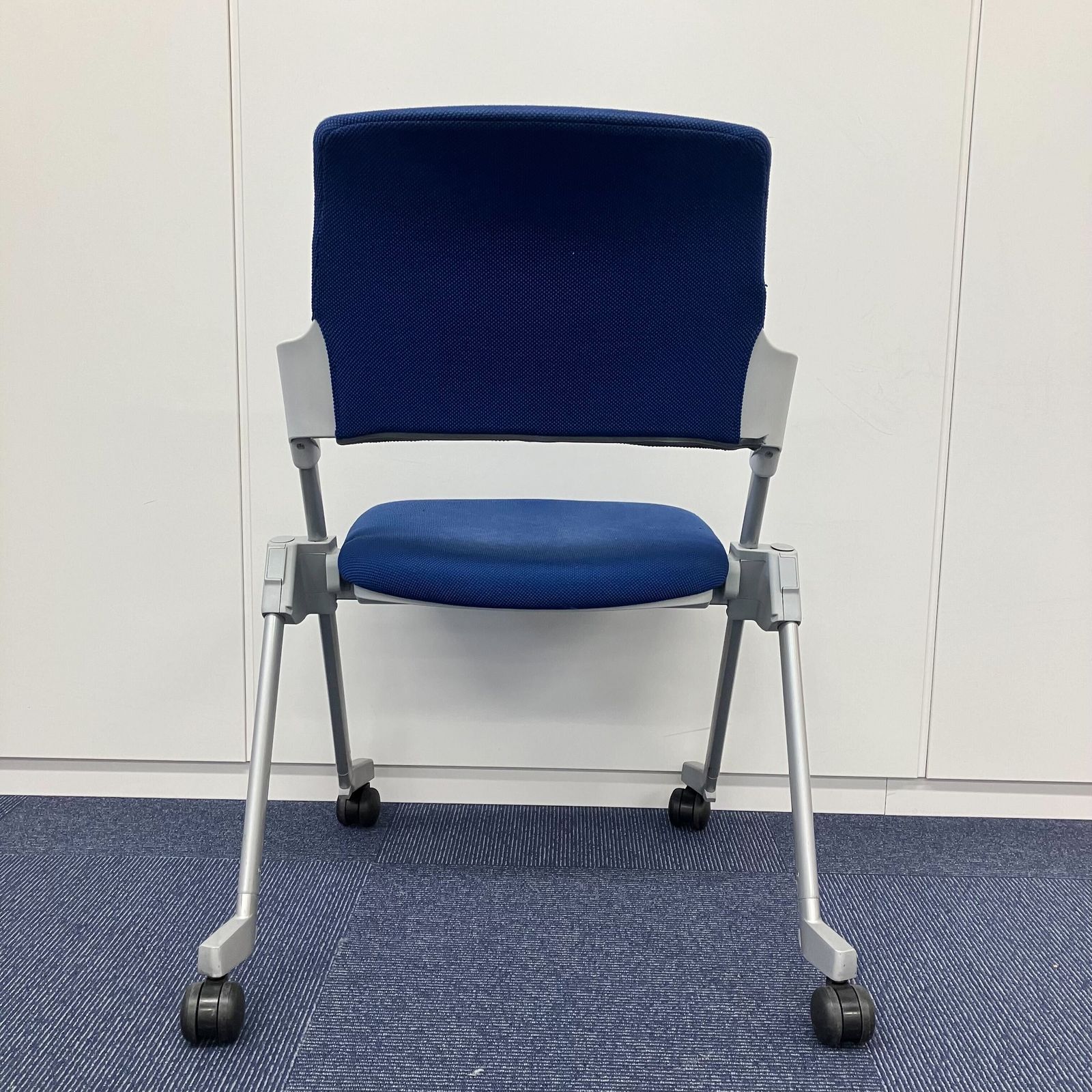 中古 A(中古品)】Amphi(アンフィ)CK-670CRKZ56-W ミーティングチェア  