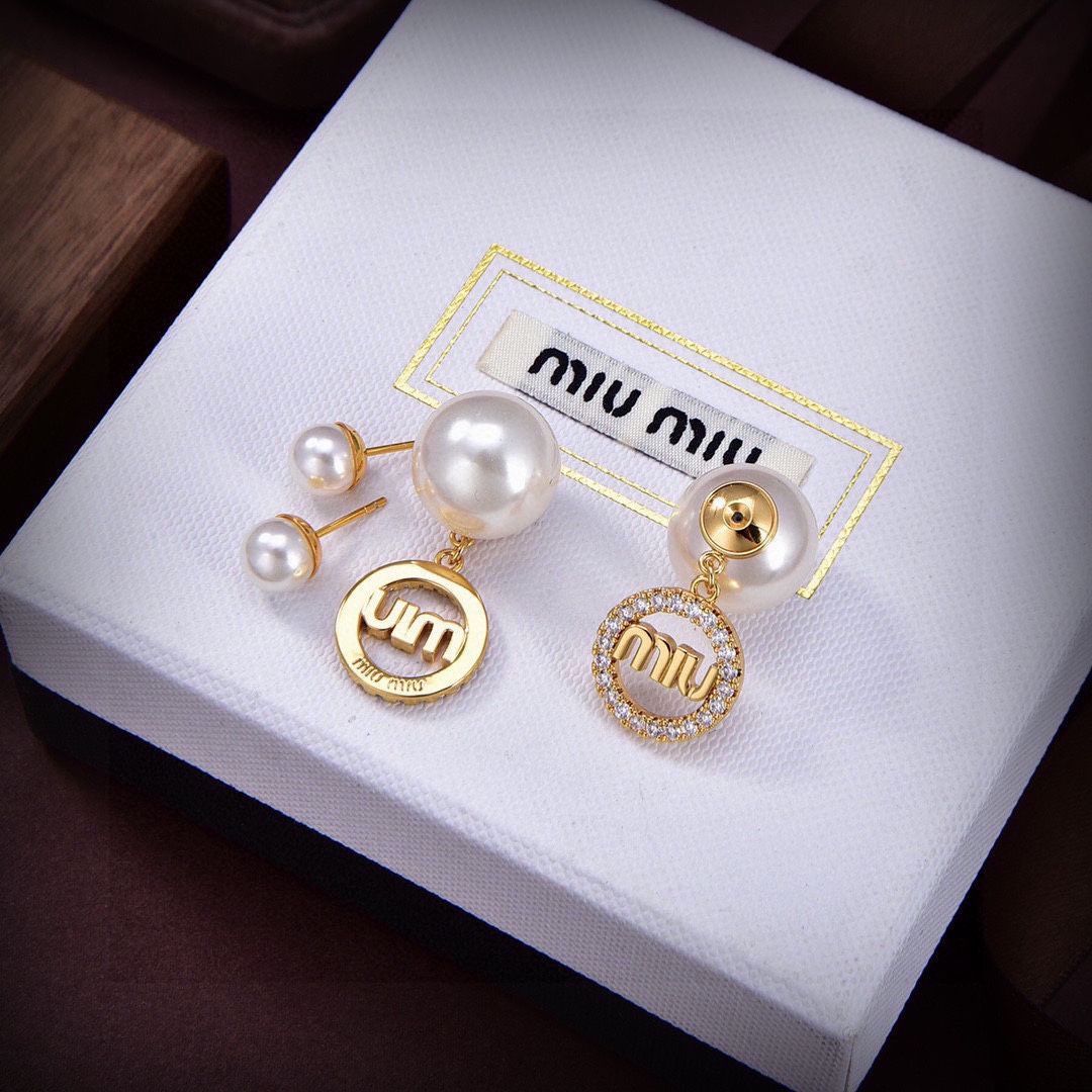 新品未使用】MIU MIU（ミュウミュウ）パール＆ゴールドピアス ラウンドロゴデザインとパールの上品な組み合わせ人気ていばん - メルカリ