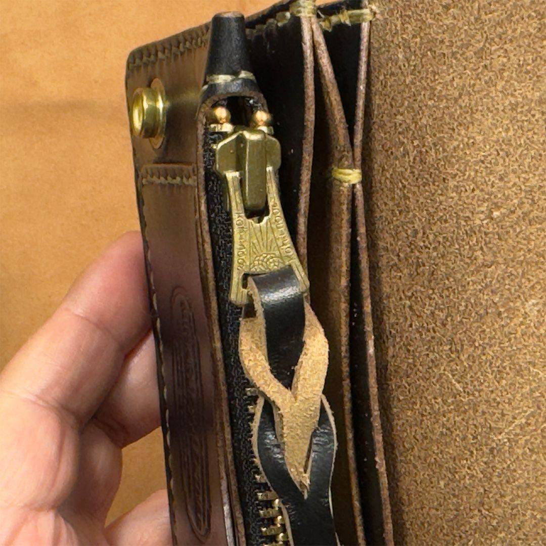 ブラック茶芯｜ミドルトラッカーウォレット –