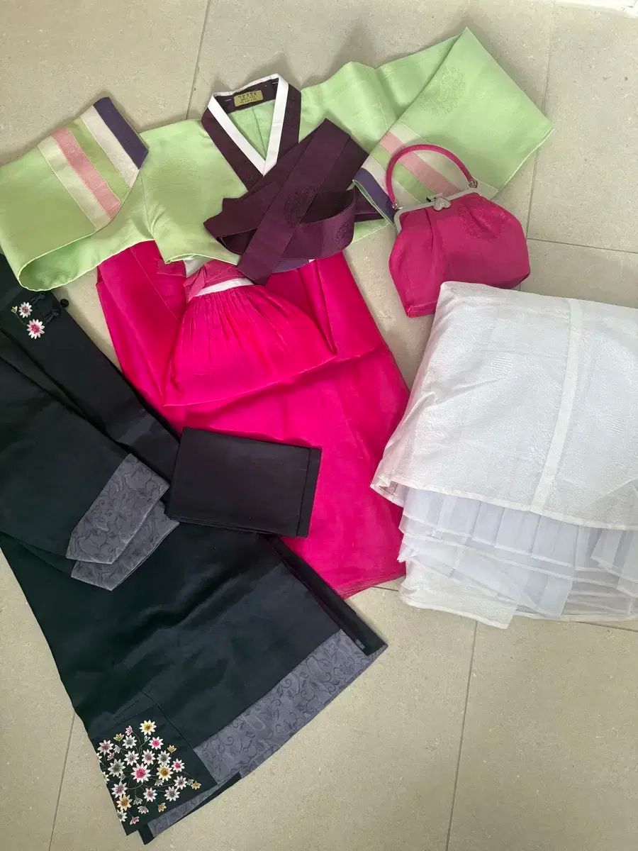 男性用と女性用の韓服シーツ