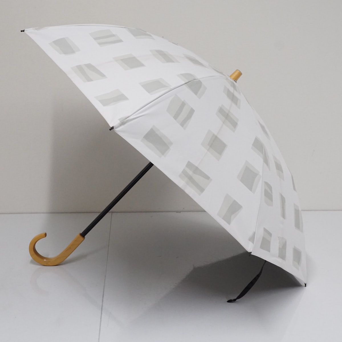 サンバリア100 完全遮光折日傘 USED品 2段折 キューブ ホワイト UV 遮