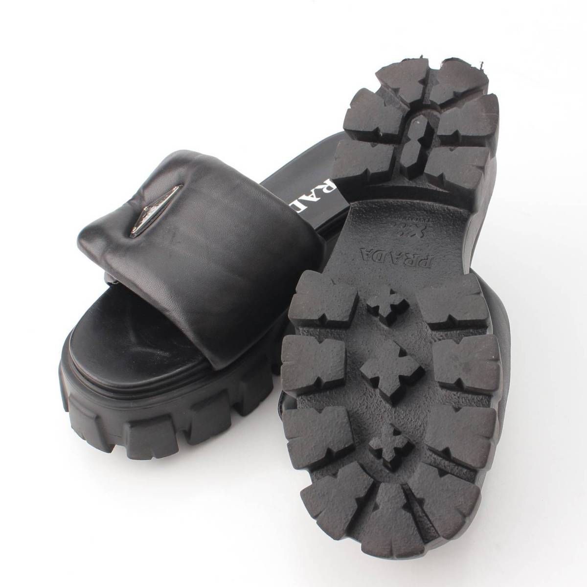 プラダ】Prada モノリス ソフト パデッドナッパレザー ロゴ サンダル 