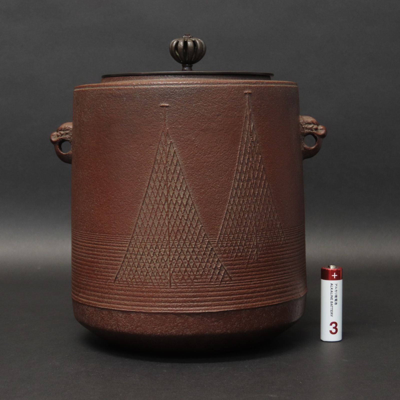 Ｓ１２４　茶釜　『釜師　菊地正直造』『南鐐摘み』『竹紋』『肩衝釜』　共箱　茶道具 01s89 美品 菊池正直 真作保証 千網地紋 筒釜 高さ19.5cm 在銘 共箱