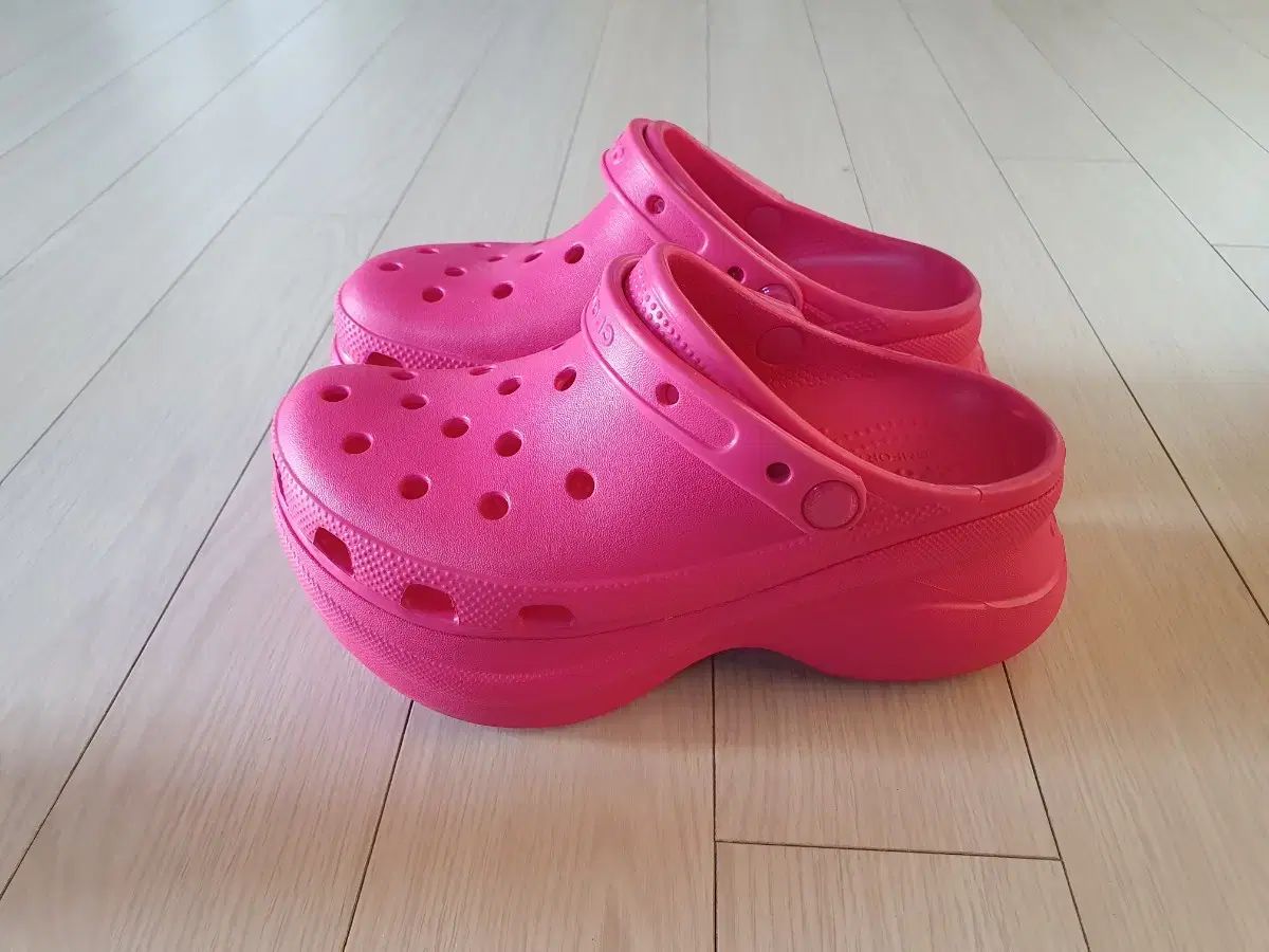crocs