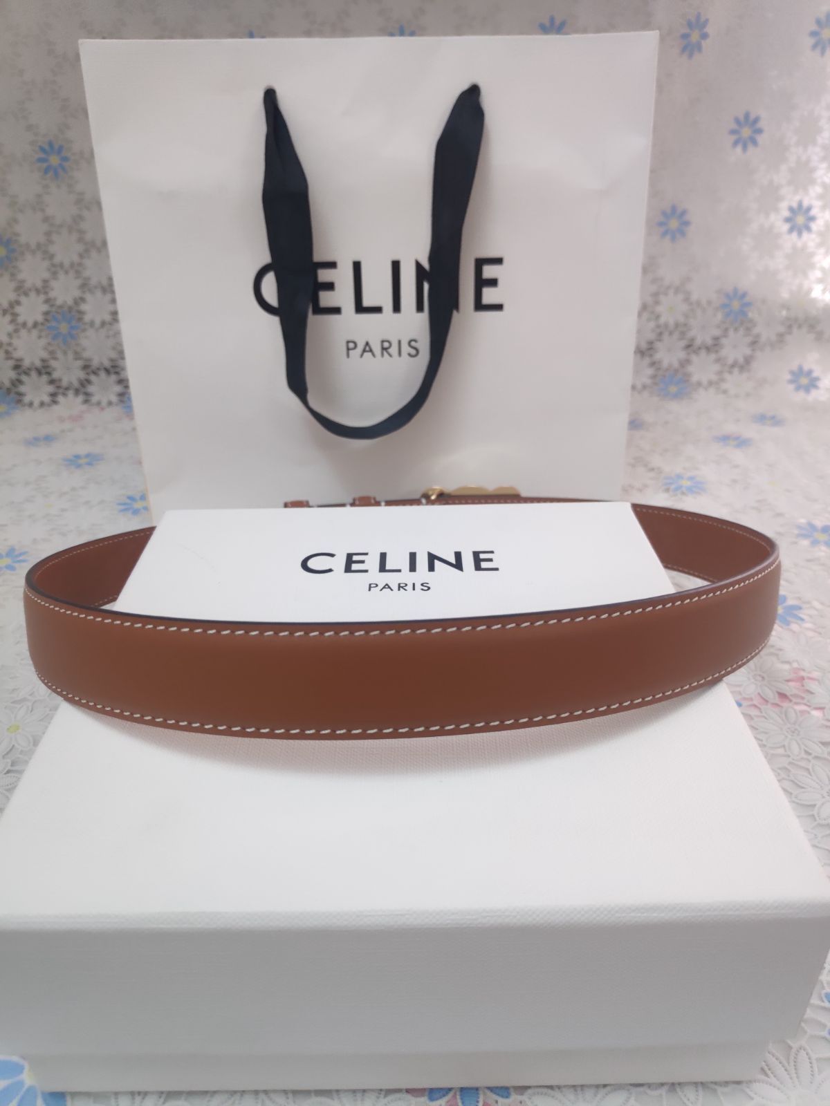 【極美品✨即発送】CELINE レザーベルト 90cm ゴールド　トリオンフ 超人気✨Celine/セリーヌ ベルト トリオンフ レザーベルト 金色