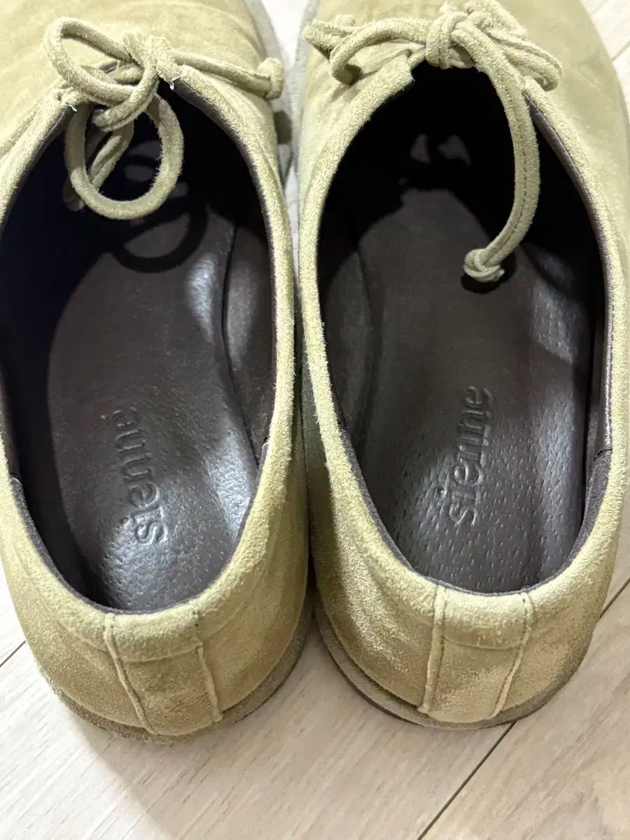 フラットシューズ