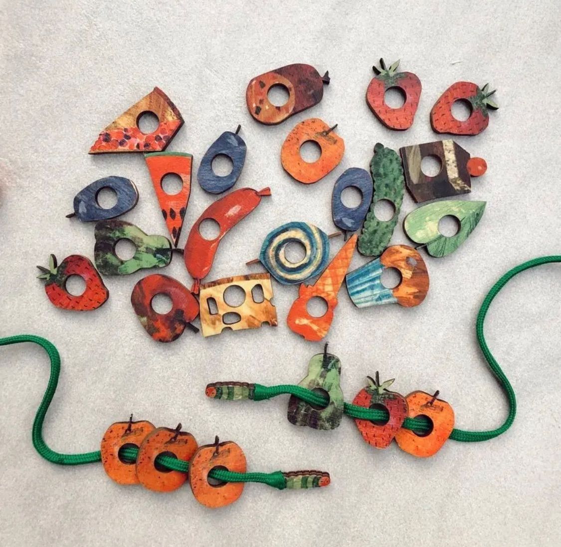 はらぺこあおむし 紐通し