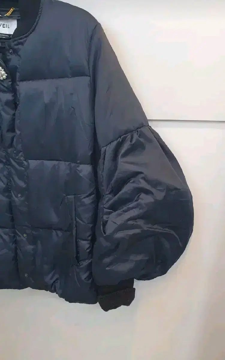 The HANDSOME ミューヴェール ボリューム ダウン ジャンパーです ユニークな ボリューム感 あります 袖 デザイン