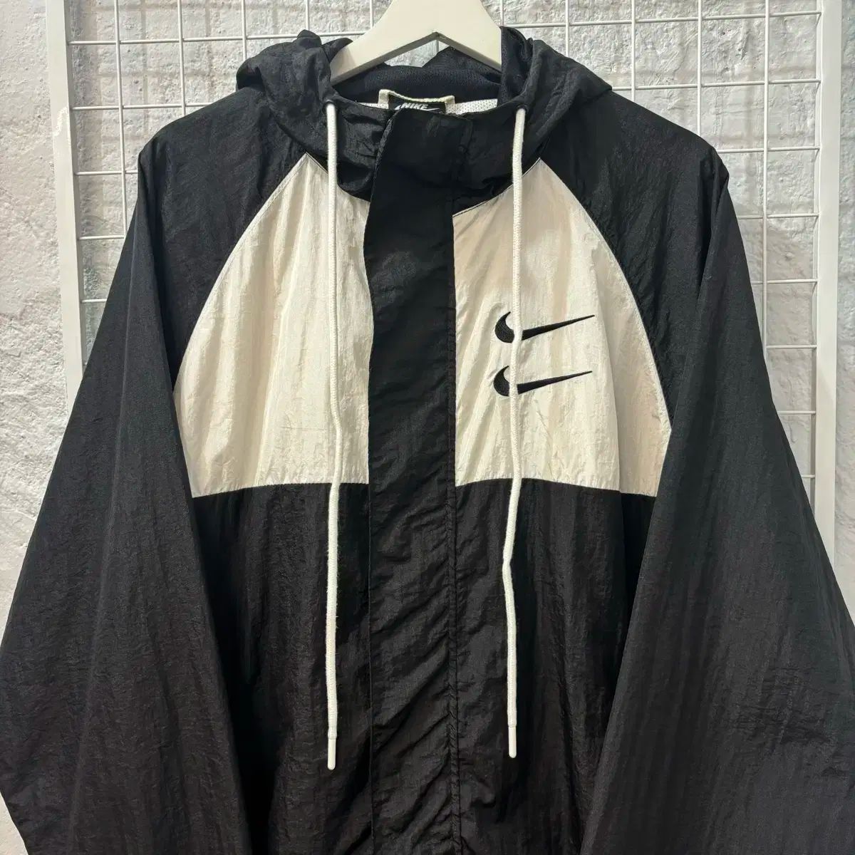 Nike ダブルスウッシュジャケット Nike(ナイキ） ダブル スウッシュ インターナショナル ウーブン