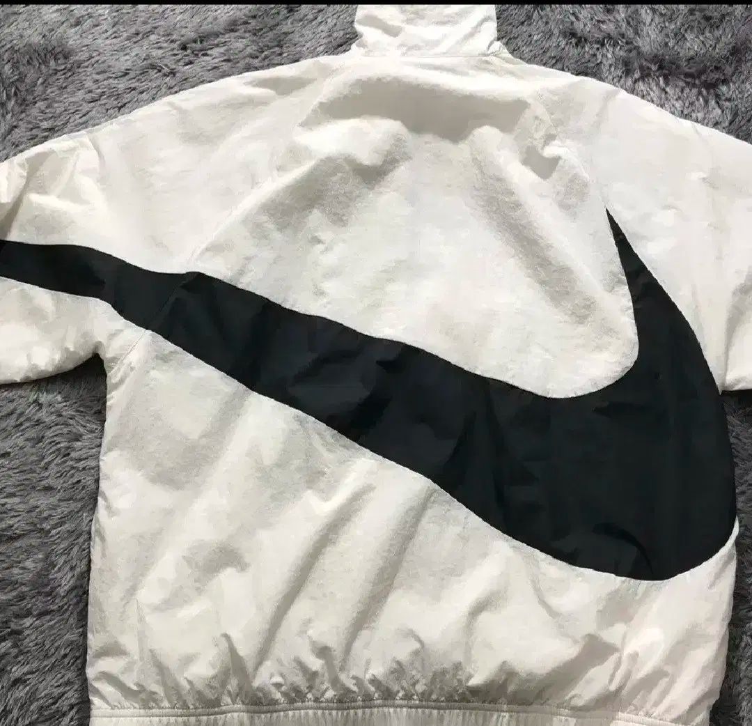 NIKEウーブンジャケット　Mサイズ　オフホワイト　ビッグスウォッシュ 新品 NIKEウーブンジャケット Mサイズ オフホワイト ビッグス