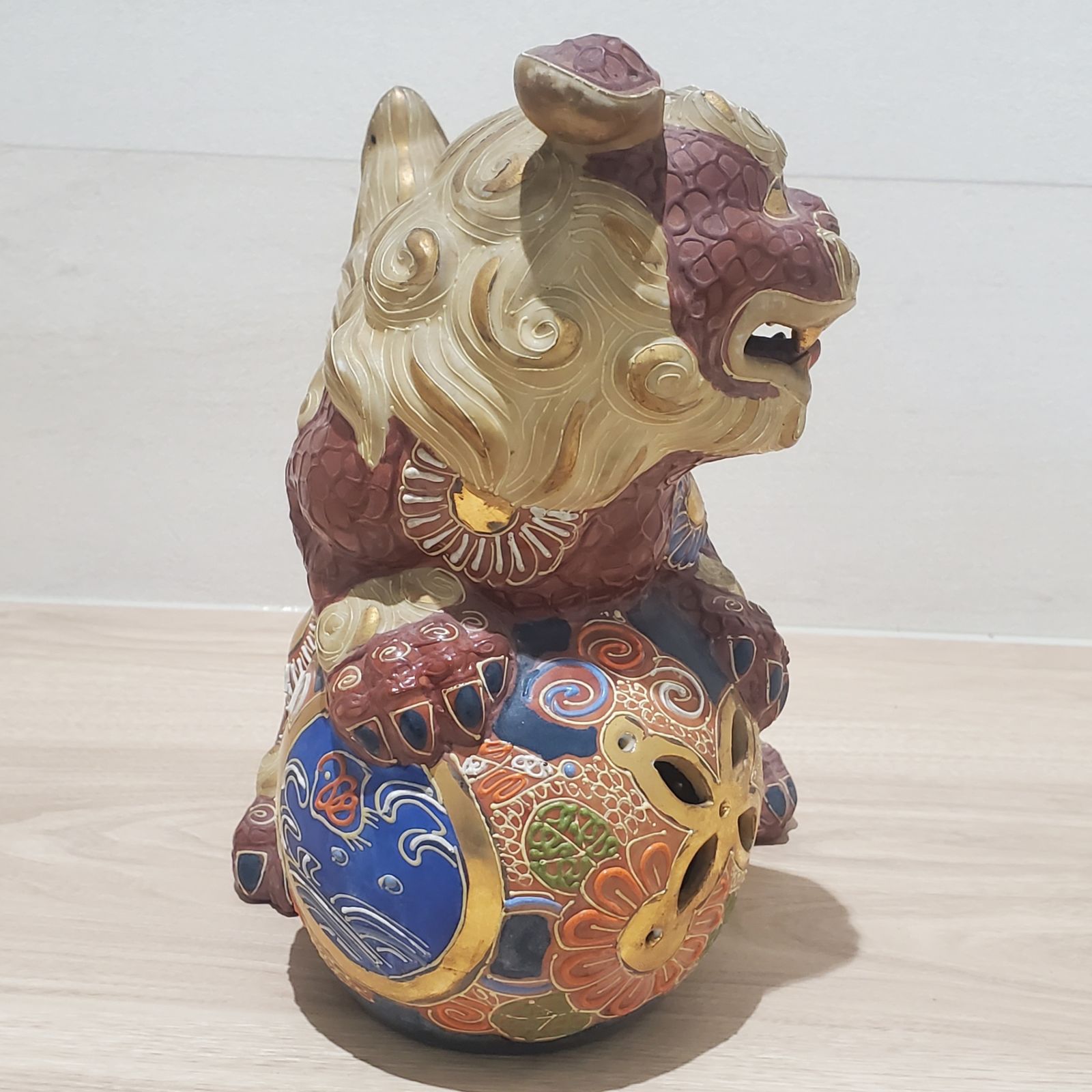 九谷焼 獅子　シーサー　魔除け　風水　招福　健康 九谷焼 玉乗り獅子 高さ約23cm 色絵金彩 置物 玉獅子 縁起物