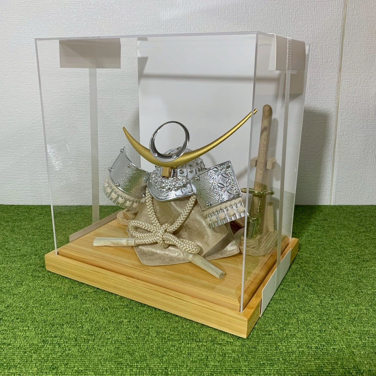 D2074 ♥開封品|送料無料 五月人形 コンパクト 兜ケース飾り 兜飾り 4面アクリルケース 弓太刀付 銀上杉兜 Y5-1-B25 |D2074
