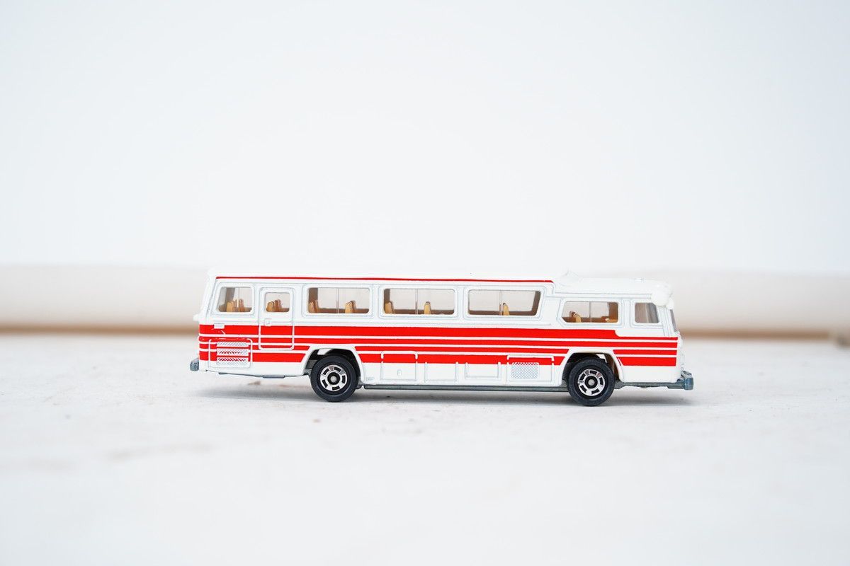 8.439 △ トミカ 日本製 富士重工 セミデッカー型バス