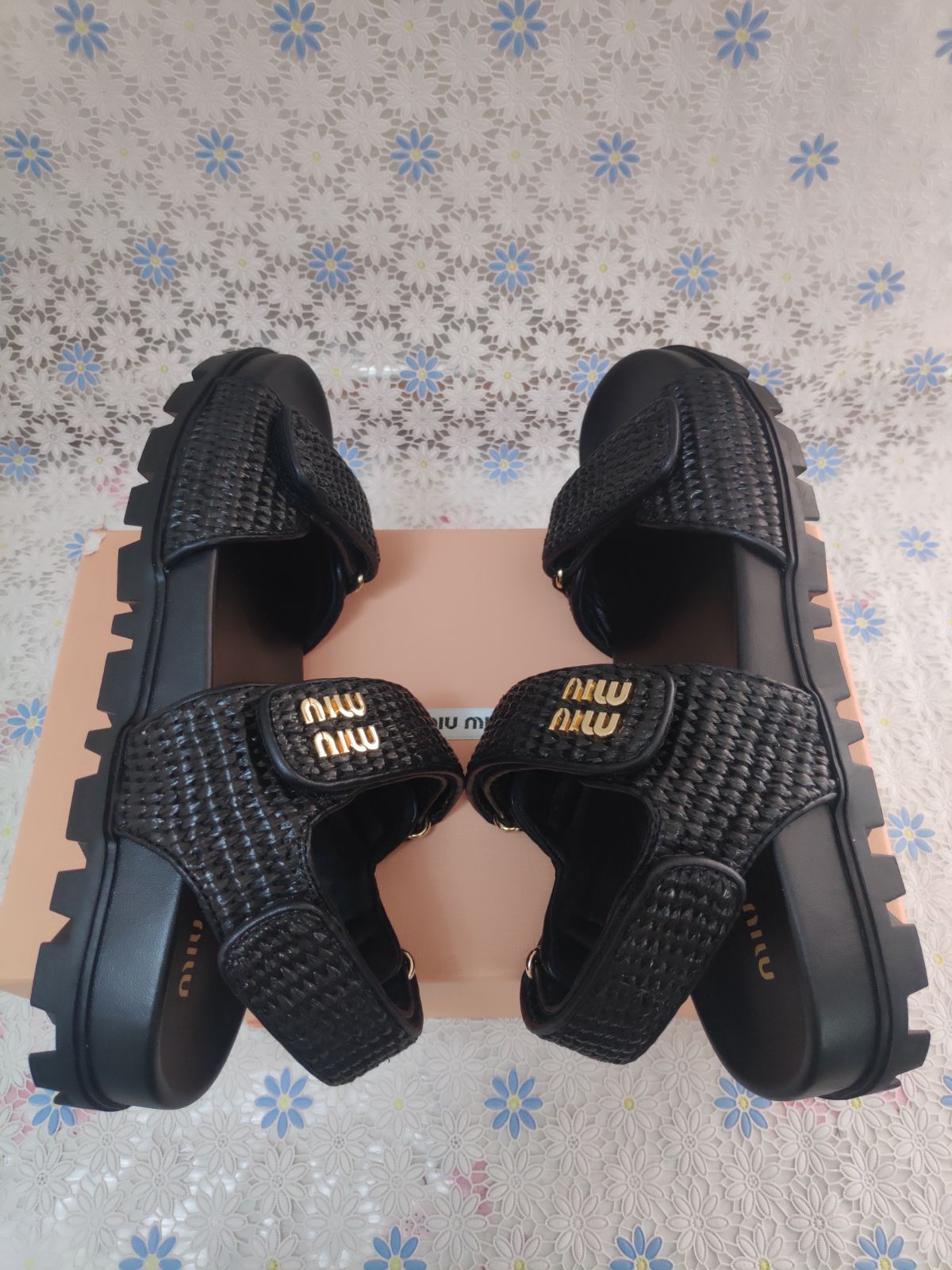 【スポーティ×ストリート】Miu Miu サンダル スタイルアップ miu MIUMIU ミュウミュウ サンダル 5X879D 77F レディース