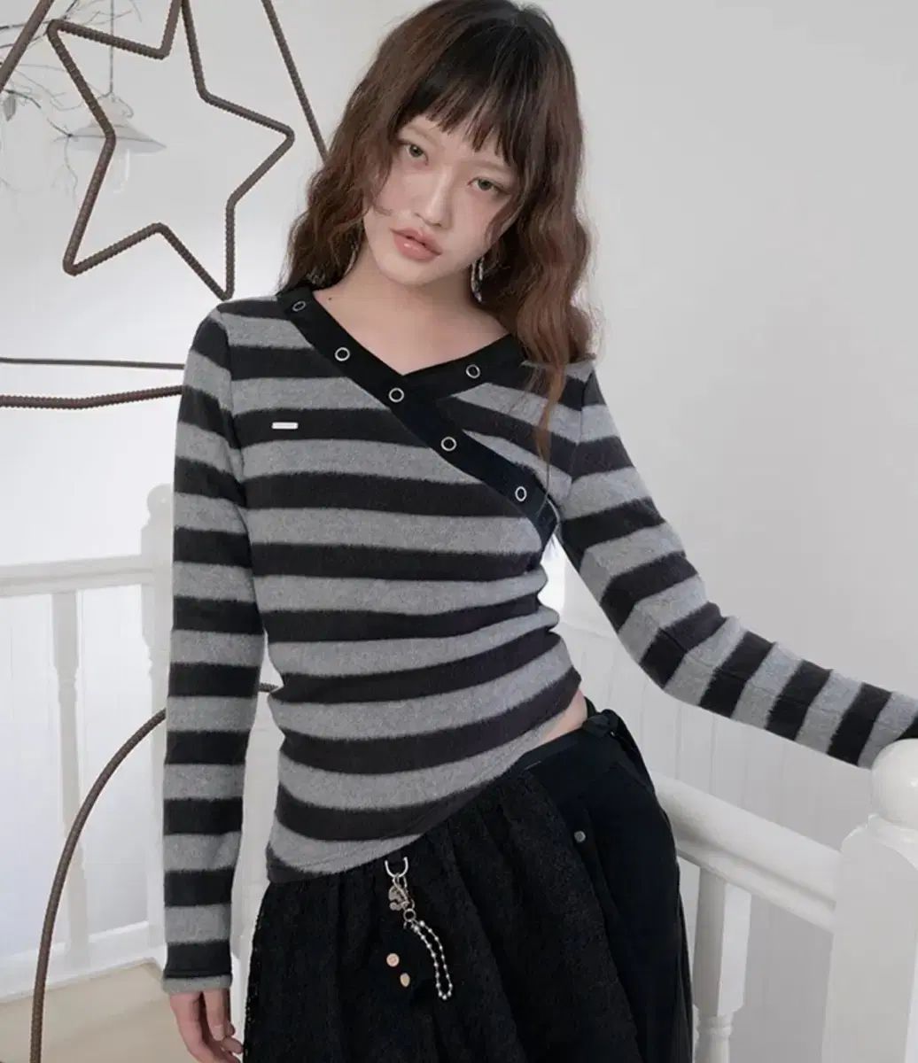 【人気売れ筋】 ハグユアースキン ストライプ Vネック ニット トップス グレー ブラック 奇跡