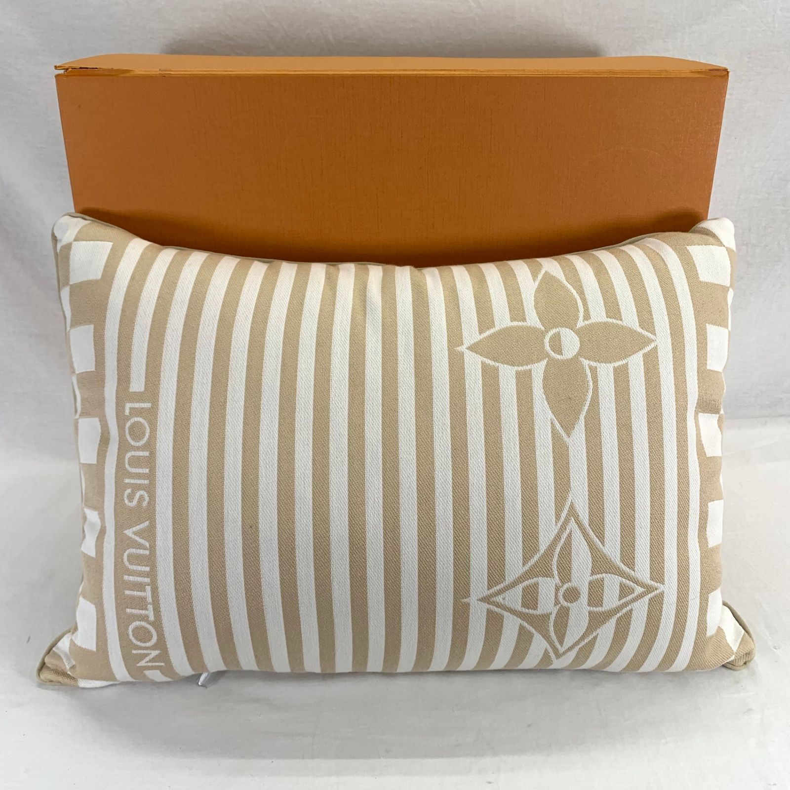 ルイヴィトン クッション・プラージュLVグラフィカル クッション