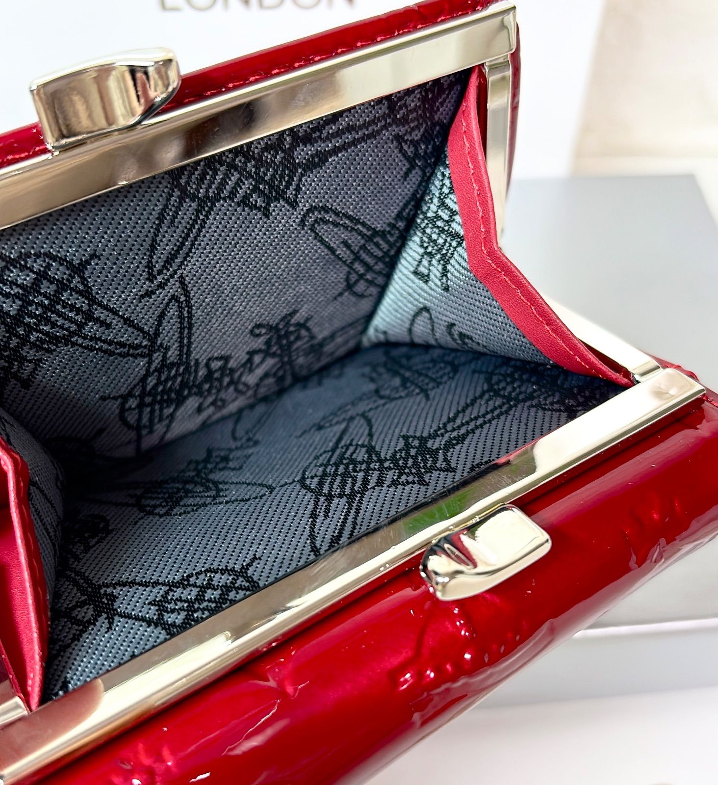 内側に素敵な柄あり🤍新登場】Vivienne Westwood 3つ折り財布 エナメル  