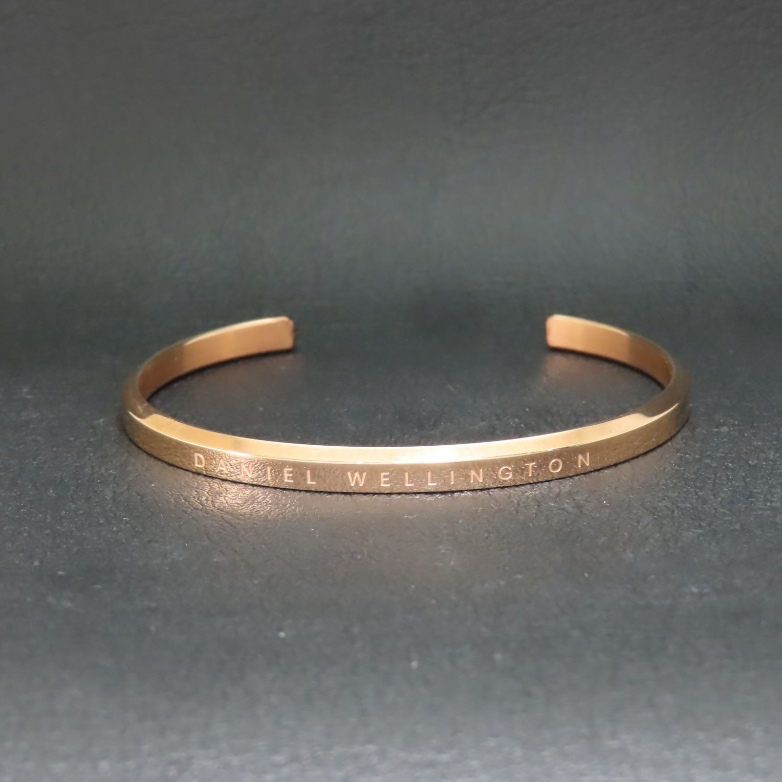 美品 DANIEL WELLINGTON ダニエルウェリントン バングル ピンク 