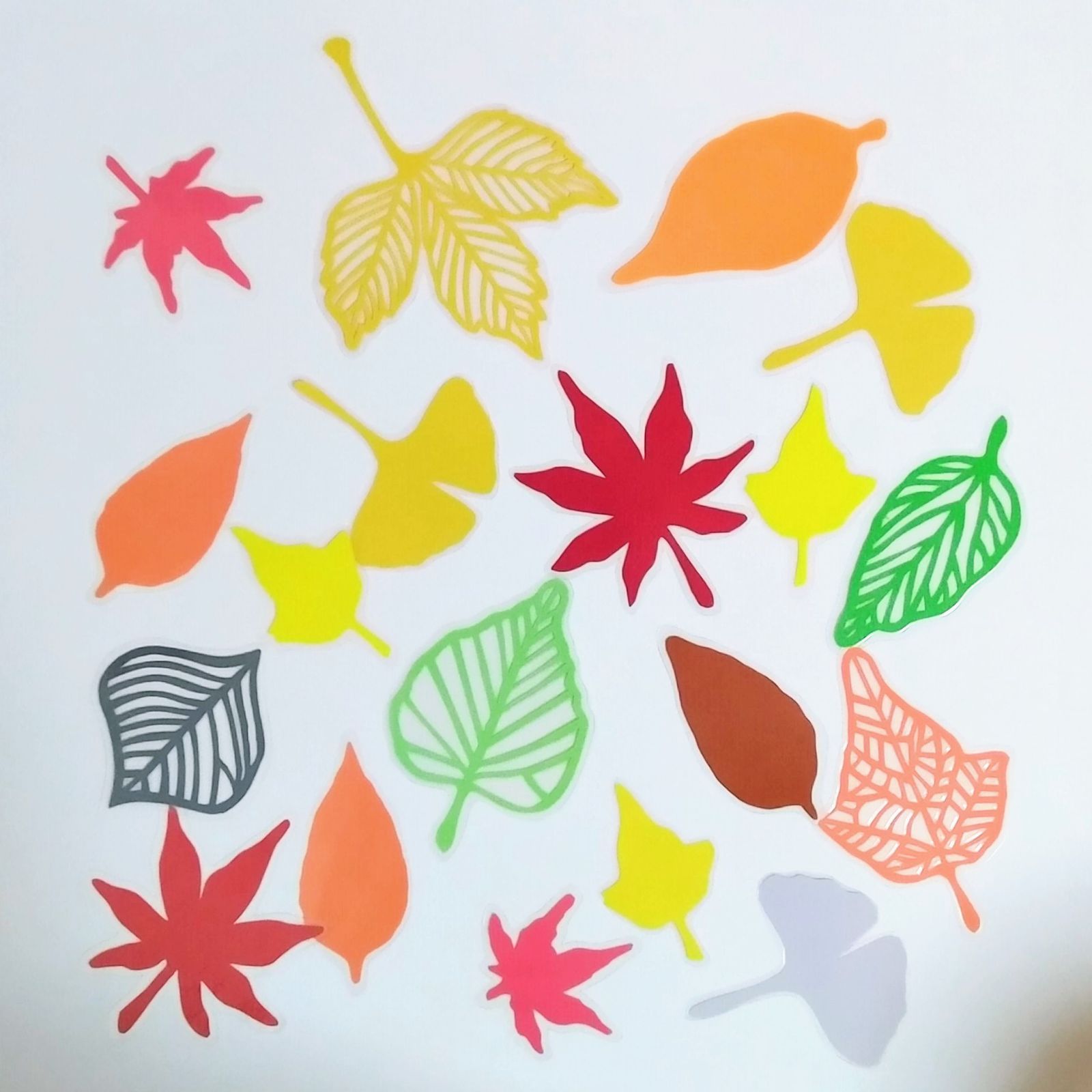 メルカリshops 壁面飾り 秋 切り絵 紅葉 落ち葉 もみじ イチョウ カエデ 保育 介護 A