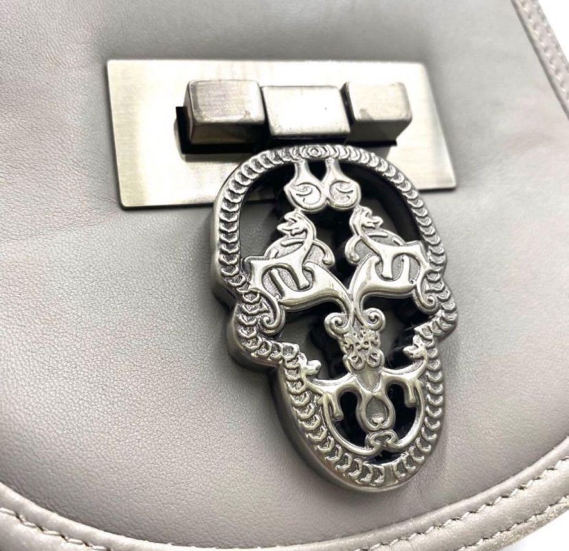 ［美品］トーマスワイルド チェーンワンショルダーバッグスカル装飾 美品］トーマスワイルド チェーンワンショルダーバッグスカル装飾