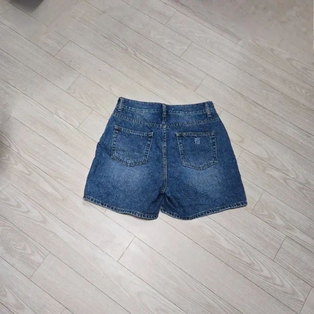 青