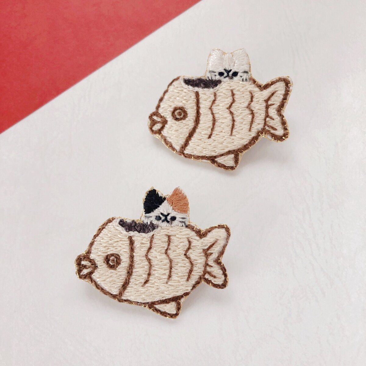たい焼きを食べる猫の刺繍ブローチ