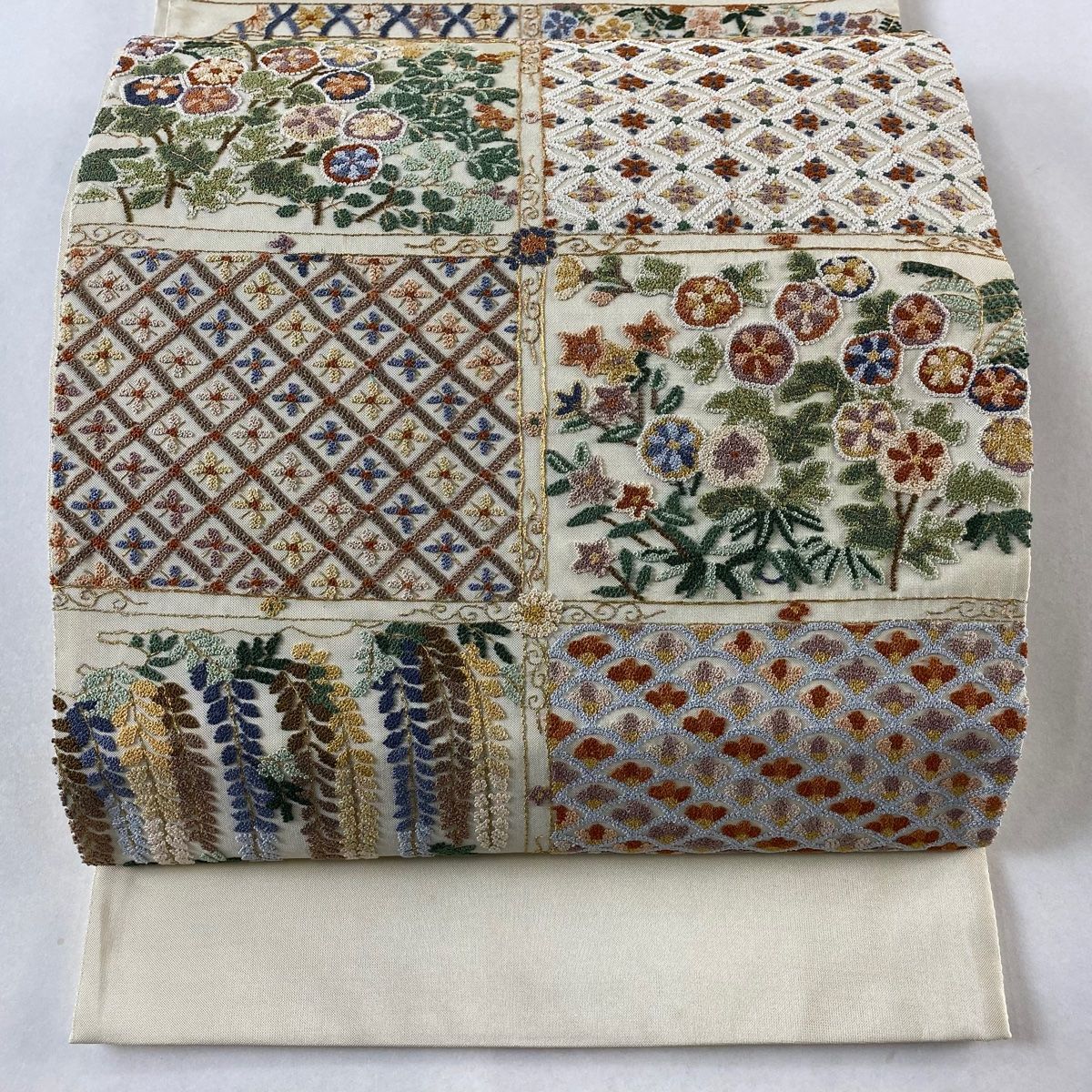 袋帯 格天井 草花 相良刺繍 金糸 クリーム お太鼓柄 正絹