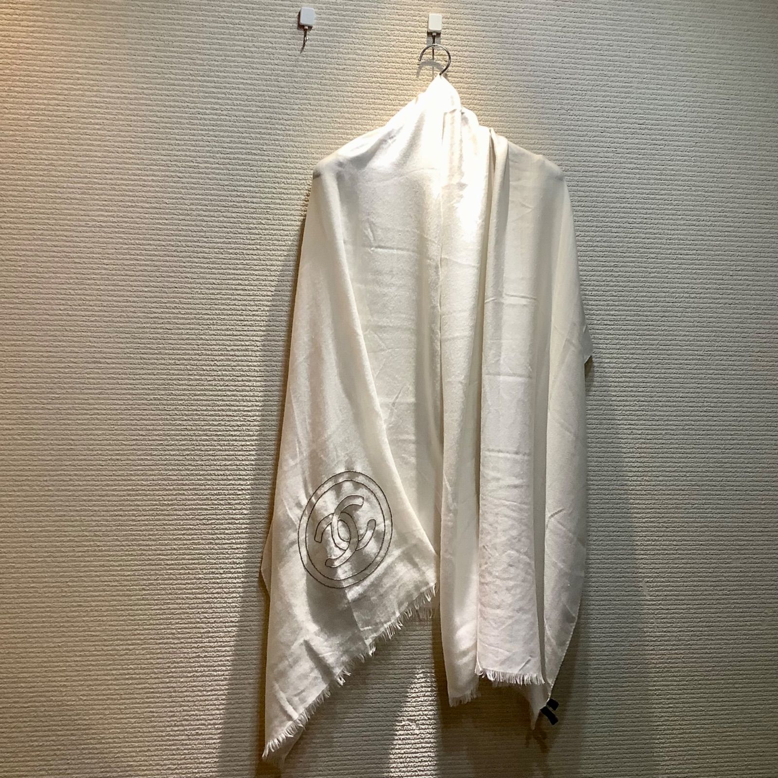 美品 CHANEL シャネル ショール ストール ココマーク カシミヤ 白 大判 CHANEL シャネル ホワイト 大判 ココマーク カシミヤ ストール