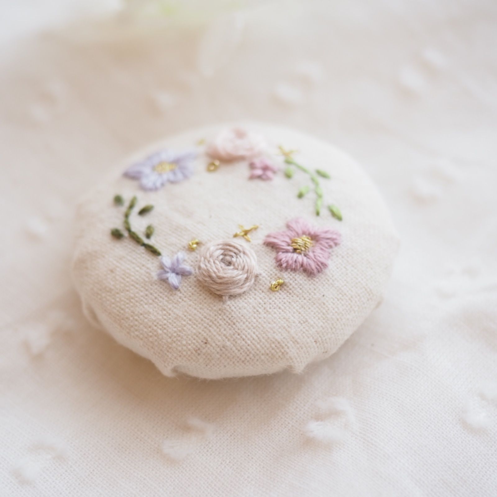 ふっくらお花の刺繍ブローチ or ヘアゴム キナリ／くるみボタン