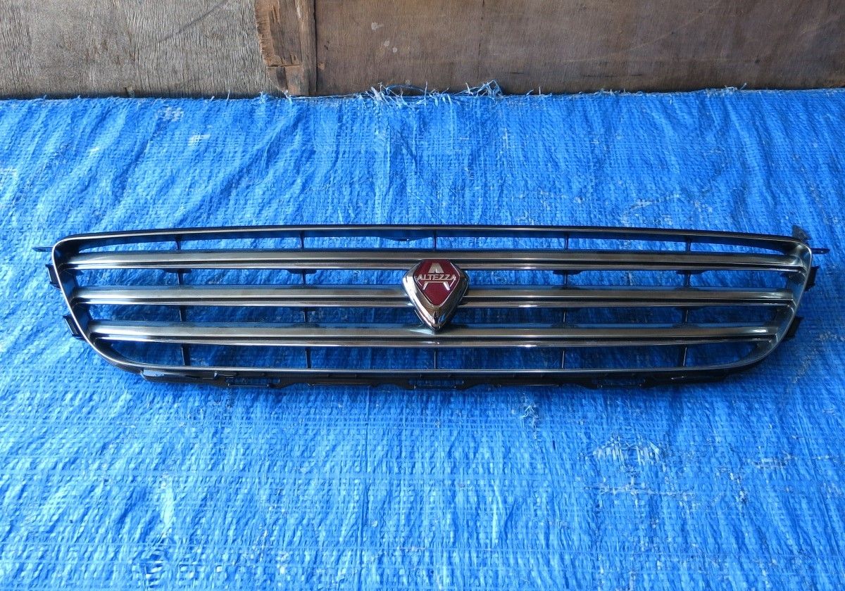 2001年式アルテッツア（前期）　ＧＨ－ＳＸＥ１０　純正ラジエーターグリル 送料無料] 新車外し◇トヨタ アルテッツァ 前期 SXE10 純正 フロント