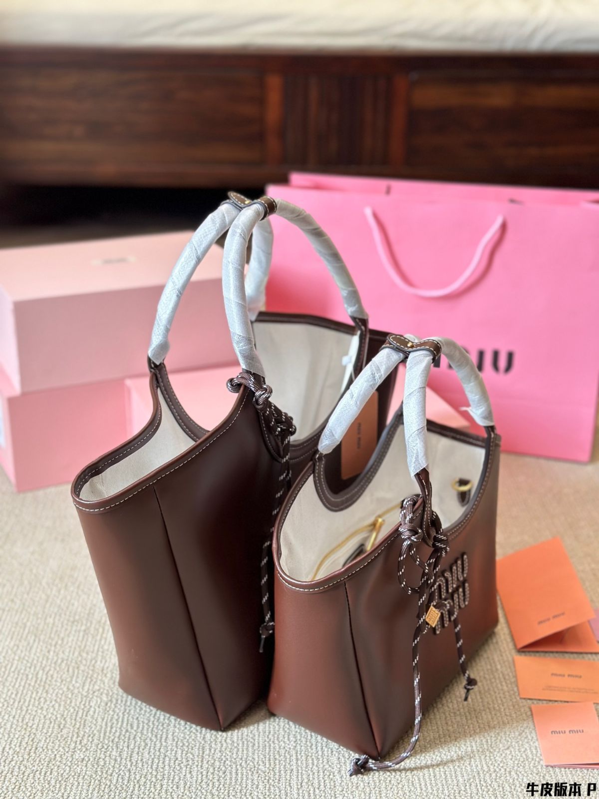 MiuMiu Aventure餃子バッグ/ハンドバッグ、リュック、小銭入れ