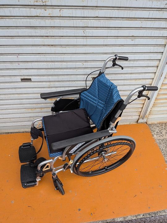 送料無料 一部地域を除く レッグサポート代用品 アルミ自走車いす ウルトラ NA-U2W | 座幅40cm KM-25-1016-01