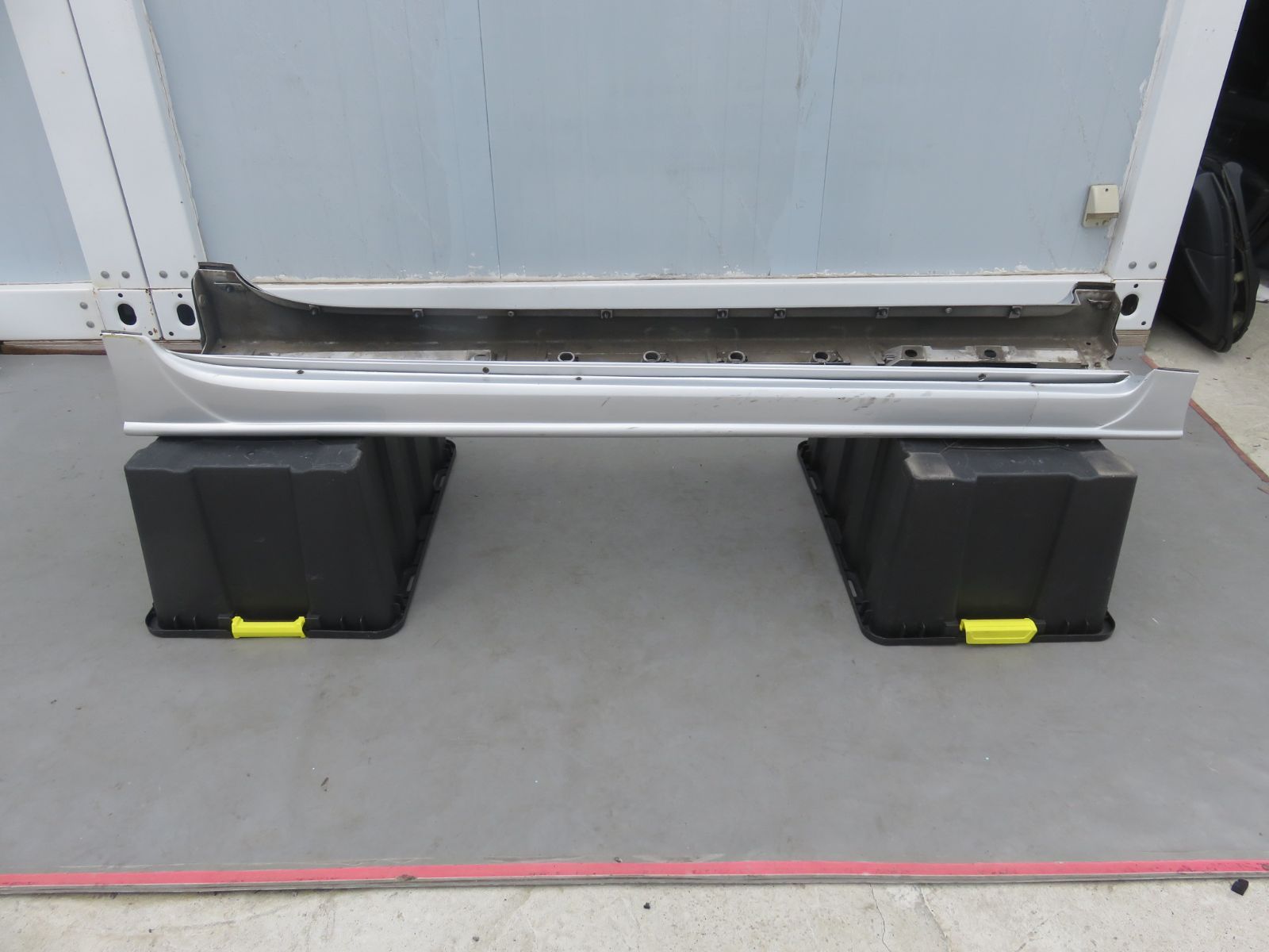 納車前外し ハイエース 純正リアガーニッシュ メッキ 200系 8型 納車前外し ハイエース 純正リアガーニッシュ メッキ 200系 8型 納車前