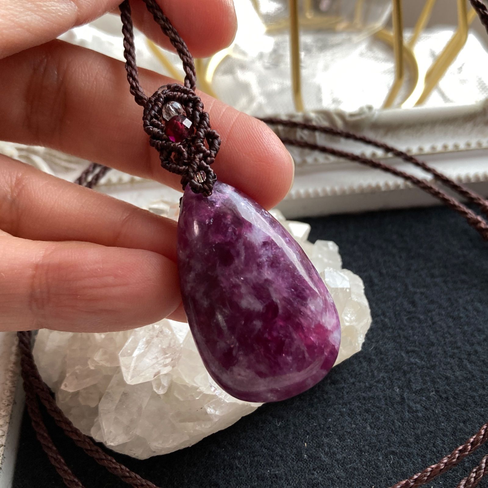 レピドライト＆ガーネットのマクラメ編みネックレス　ペンダント　天然石 レピドライト＆ルチルクォーツのマクラメ編みネックレス ペンダント 天然石